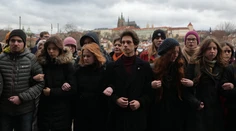 Obrovská ľudská reťaz objala filozofickú fakultu. V Prahe si uctili pamiatku 14 obetí tragickej streľby