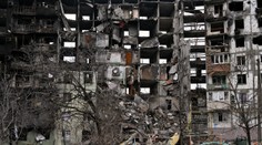 Tvrdenie Rusov, že neútočia na civilistov v praxi: Zničené obytné budovy v Mariupole vidieť až z vesmíru