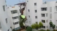 Toto rozhodne neskúšajte! Mladík si skočil z 5. poschodia