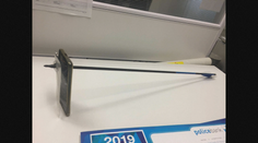 Chcel si odfotografovať muža s lukom na ulici. Mobil mu zrejme zachránil život