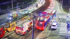 V Bratislave sa zrazila električka s autom, jedna osoba je zranená