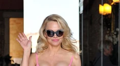 Pamela Anderson za romantickú krásku. Obrovský výstrih si však neodpustila