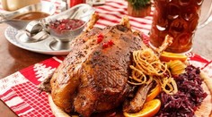 Kaša z celozrnnej ryže s cícerom, mandľami, riasou kombu a opečeným sezamom