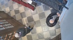 Dvojica sa neštíti vykrádať milodary v kostoloch. Kamera zachytila ich rafinovaný trik