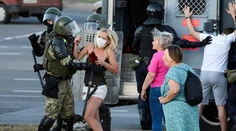 Polícia v Minsku podľa svedkov opäť zatýkala, najmä ženy