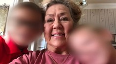 Malým bratom náhle zomrela stará mama. Týždeň žili sami v byte s jej mŕtvym telom