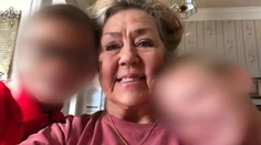 Malým bratom náhle zomrela stará mama. Týždeň žili sami v byte s jej mŕtvym telom