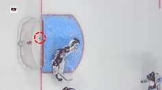 VIDEO: Gól, aký ste ešte nevideli. Puk preťal bránkovú čiaru len vo vzduchu a potom sa vrátil späť do hry