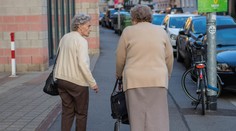 Rozdávanie súčasným dôchodcom na úkor budúcich. Úspory ľudí v druhom pilieri môžu klesnúť o tisícky eur