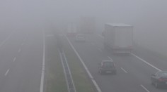 Vodiči pozor. Na viacerých úsekoch ciest si dávajte pozor na hmlu