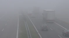 Vodiči pozor. Na viacerých úsekoch ciest si dávajte pozor na hmlu