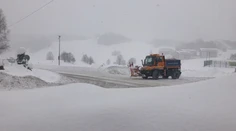 Husté sneženie, vietor a mráz opäť zablokovali niektoré horské priechody