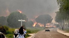 Obrovský požiar na juhu Francúzska, z kempov evakuovali vyše 3-tisíc ľudí