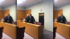 Manželku dobodal v aute priamo pred ich očami. Policajti, ktorí neochránili ženu, sa dozvedeli svoj trest