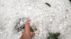 FOTO+VIDEO: Skaza v Brezne. Silná prietrž mračien rozbíjala okná a lámala stromy