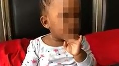 Na internete sa objavilo video fajčiaceho dojčaťa, matku zatkli