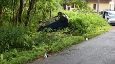 Auto s opitou vodičkou skončilo na streche, dôchodca (70) nafúkal vyše dve promile