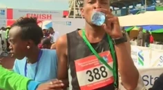 Podvodník na maratóne! K pretekárom sa pridal tesne pred cieľom a zobral medailu