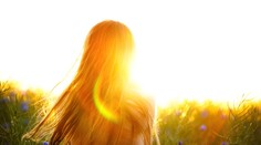 Nechcete mať vlasy v lete ako slamu? Zisťovali sme, ako tomu zabrániť