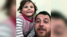 Otec učí dcéru smiať sa nad padajúcimi bombami. Chráni ju tak pred strachom zo smrti