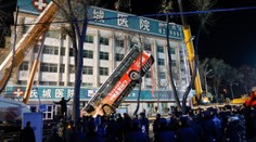 VIDEO: Autobus na preplnenej zastávke pohltila cesta, v jame našlo smrť šesť ľudí