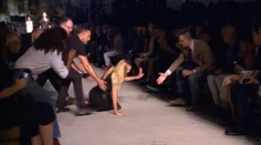 Týždeň módy v New Yorku: Modelky sa tradične nevyhli pádom