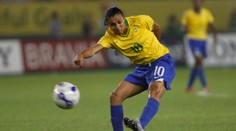 Opantala svet svojím umením, jej dres šiel viac na dračku ako Neymarov. Príbeh Pelého v sukni zostane večný