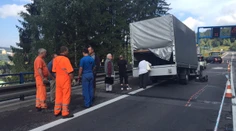 Smrteľná nehoda pri Čadci s dodávkou plnou migrantov. Jeden mŕtvy