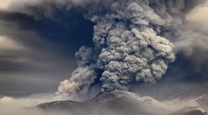 VIDEO: Na polostrove Kamčatka zaznamenali silné zemetrasenie a erupciu sopky