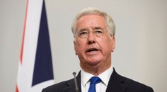 Britský minister obrany Fallon odstúpil po obvineniach z nevhodného správania