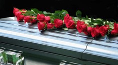 V Británii pochovali prvú detskú obeť. Rodičia a súrodenci pre karanténu na pohreb neprišli