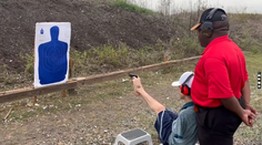 VIDEO: Zbrojný preukaz získal aj napriek tomu, že nemá ruky. Mladík z Texasu inštruktora dojal k slzám