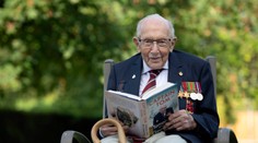 Slávny veterán Tom Moore (100), ktorý vyzbieral milióny pre zdravotníkov, má koronavírus