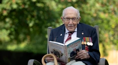 Slávny veterán Tom Moore (100), ktorý vyzbieral milióny pre zdravotníkov, má koronavírus