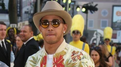 Trapas. Hamiltona nepustili na Wimbledon, bol nevhodne oblečený