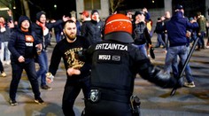 VIDEO: V uliciach Bilbaa vyčíňalo 800 ruských chuligánov. Po zásahu zomrel policajt