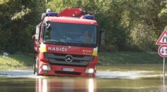 Obec Chľaba je už druhý deň odrezaná od sveta. Miestni si pomáhajú navzájom