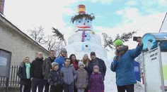 Z toľkého snehu postavili až sedemmetrového snehuliaka. Spojil tak celú dedinu