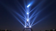 Veľkolepá šou v Paríži: Eiffelova veža oslavuje už 130 rokov