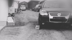 Tragédia pri Žarnovici. Auto vo dvore sa pohlo samé od seba a usmrtilo muža