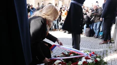 Zuzana Čaputová položila v Prahe veniec obetiam streľby, rozumie aj krokom českej vlády