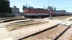 Ľudia stále prebiehajú cez koľajnice a ignorujú predpisy. Zbytočne riskujú život