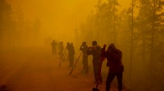 Jedna katastrofa za druhou: Sever Ruska sužujú požiare, na juhu zápasia s povodňami