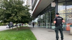 V Bratislave prepadli banku, pracovníčka po dráme skolabovala. Ozbrojený páchateľ je na úteku