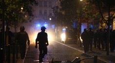 Výtržníci počas piatej noci nepokojov vo Francúzsku zaútočili na dom starostu, násilie však kleslo