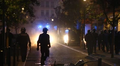 Výtržníci počas piatej noci nepokojov vo Francúzsku zaútočili na dom starostu, násilie však kleslo