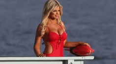 Kočka aj v 49: Ikona z Baywatchu pózovala v červených plavkách po 20 rokoch