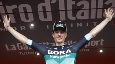 Bennett vyhral 12. etapu na Gire, uspel v špurte na okruhu v Imole