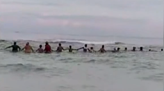 Video, ktoré obletelo svet. Ľudia sa spojili a zachránili deväť životov