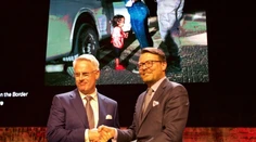 World press photo 2019: Víťazná snímka zachytáva plačúce dievčatko na hranici USA
